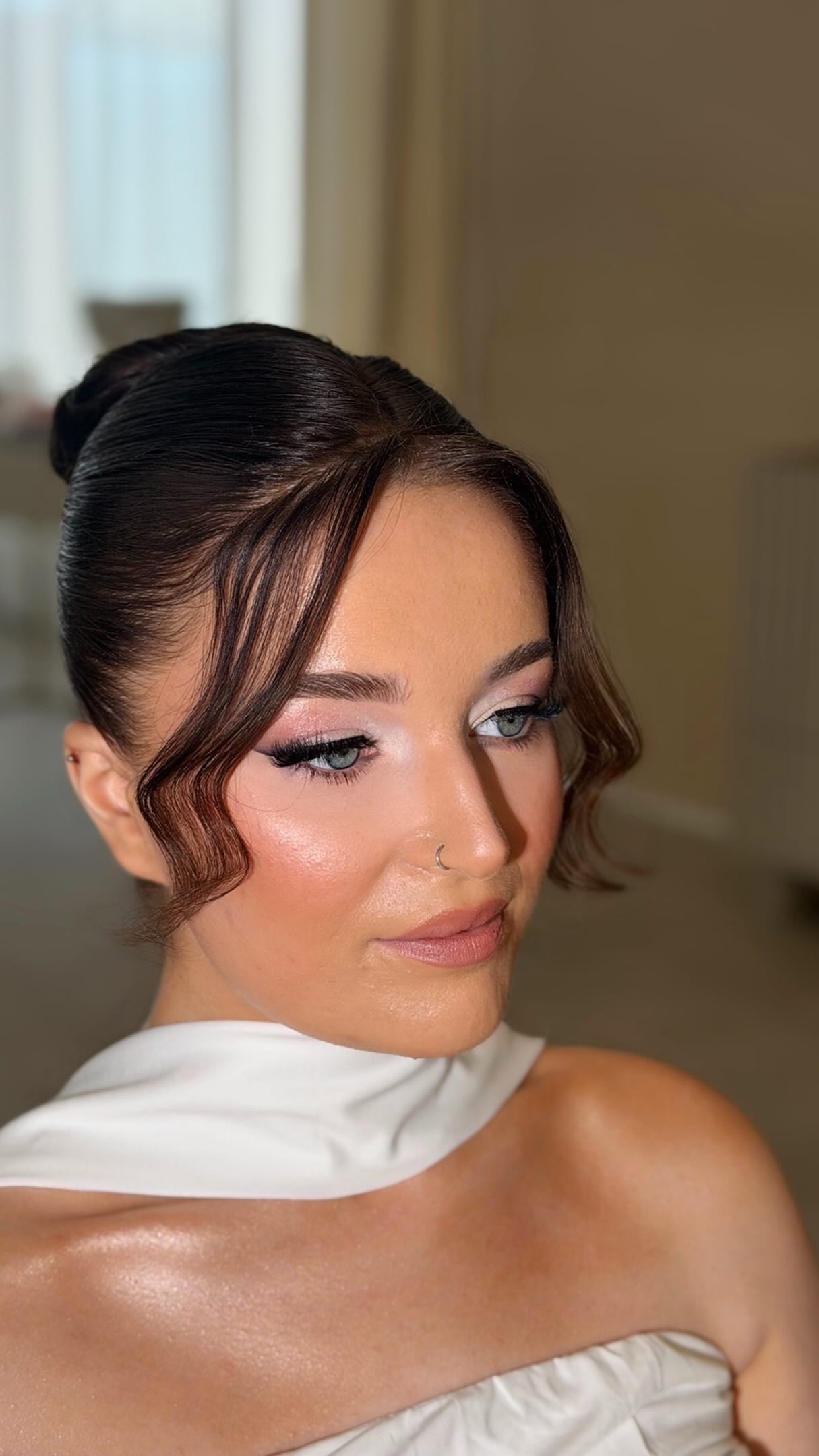 Brautstyling mit zarter Hochsteckfrisur und sanftem Glow-Make-up