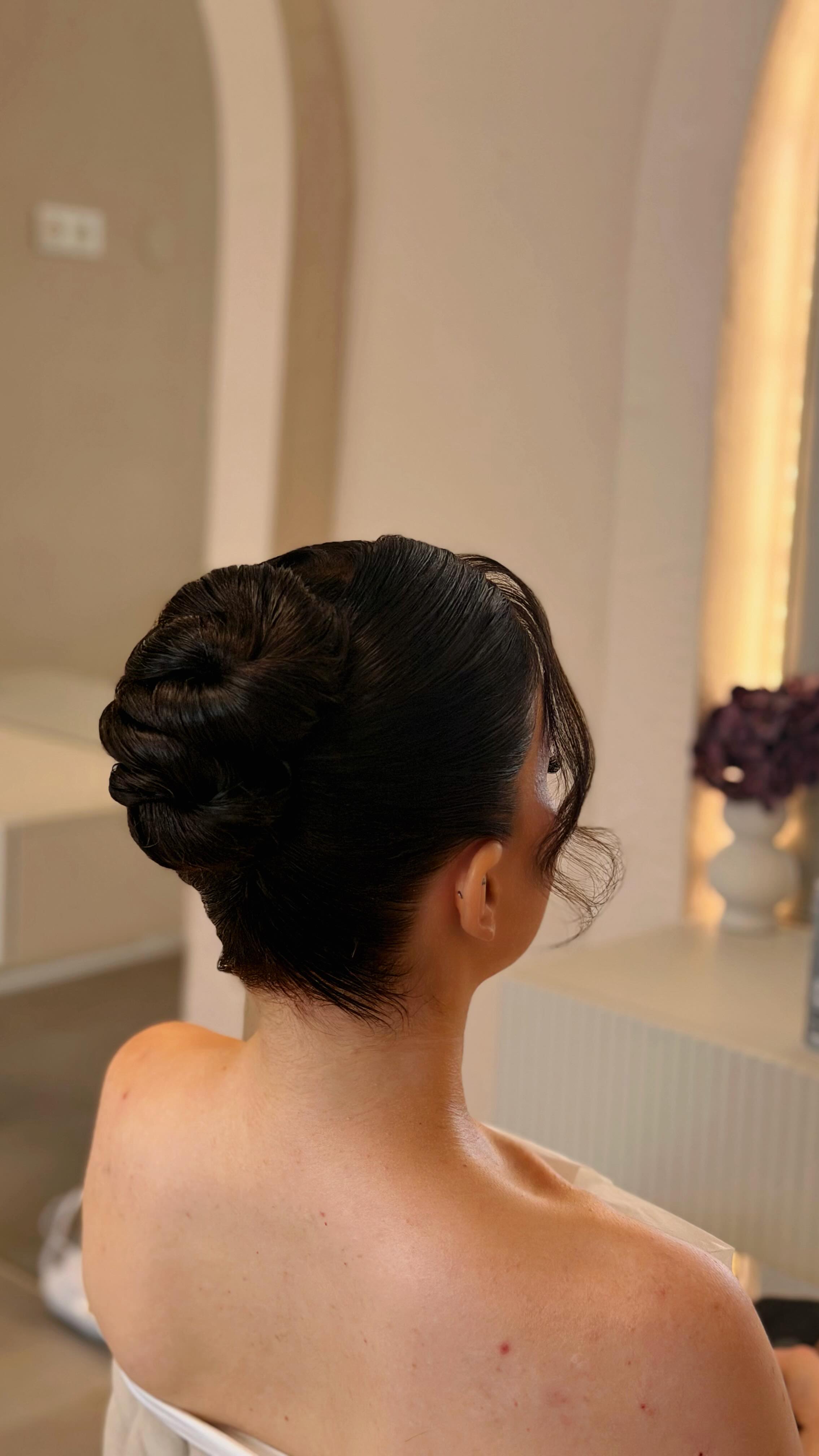 Elegante Braut-Hochsteckfrisur von hinten