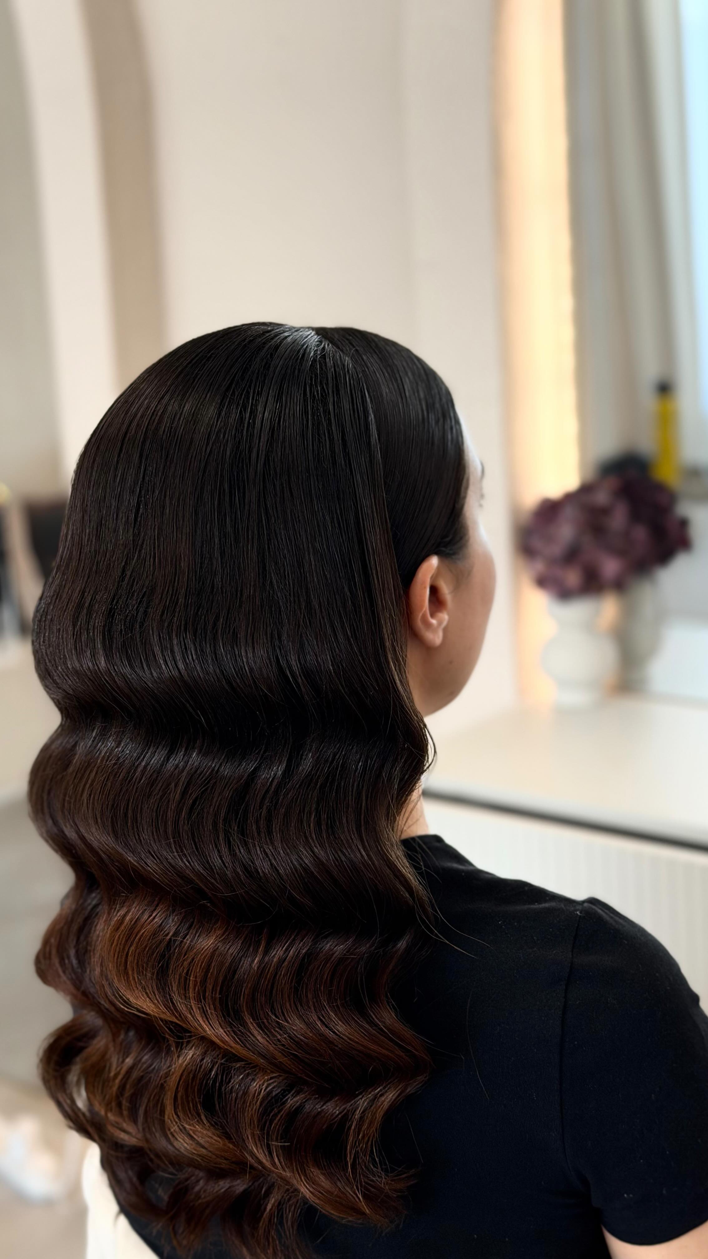 Glossy Waves in dunklem Braun