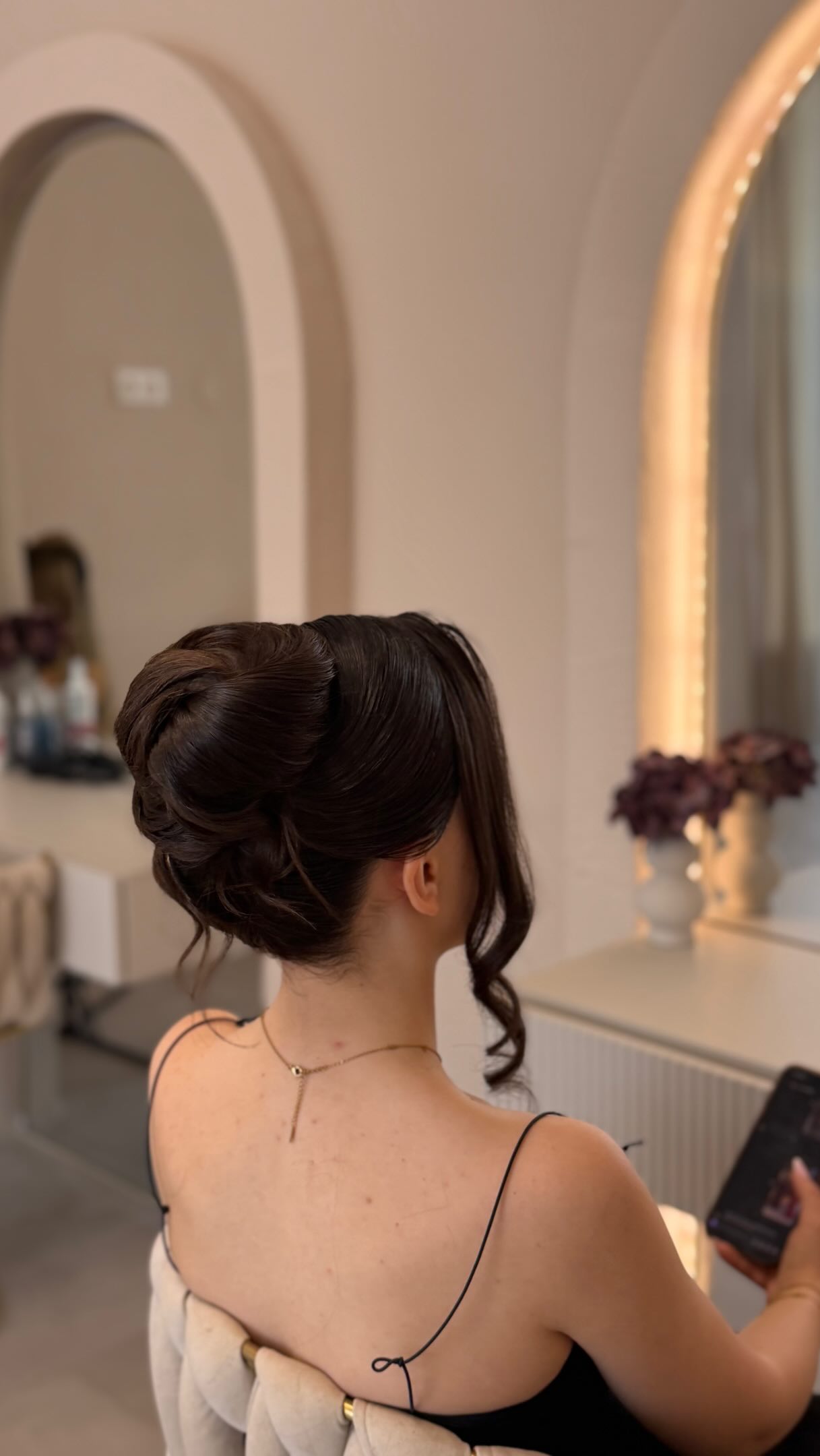 Eleganter Chignon mit gerahmten Strähnen