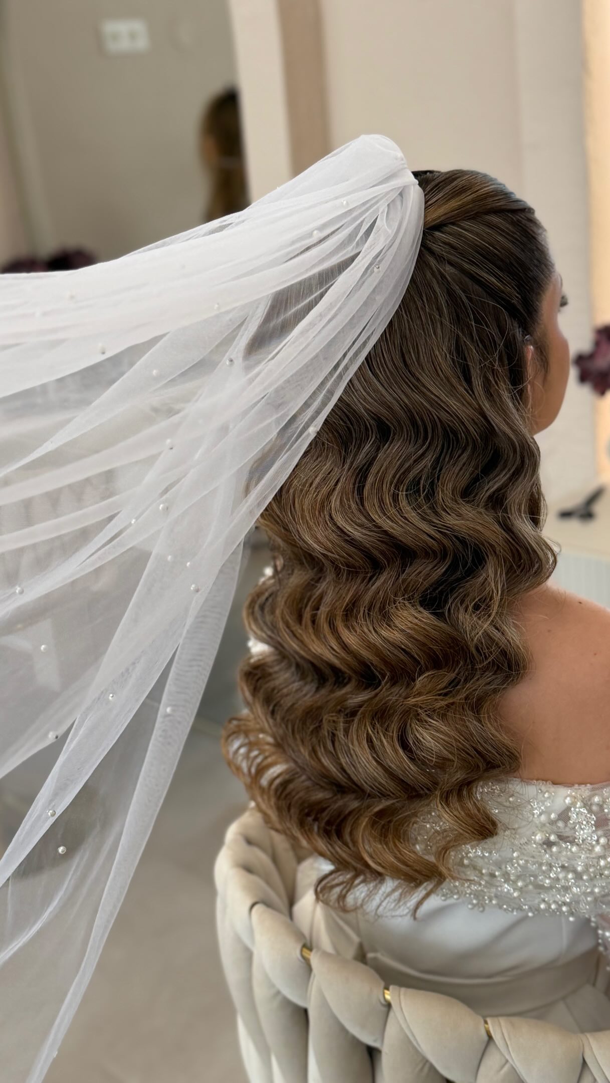 Braut-Look mit Schleier und Hollywood-Wellen