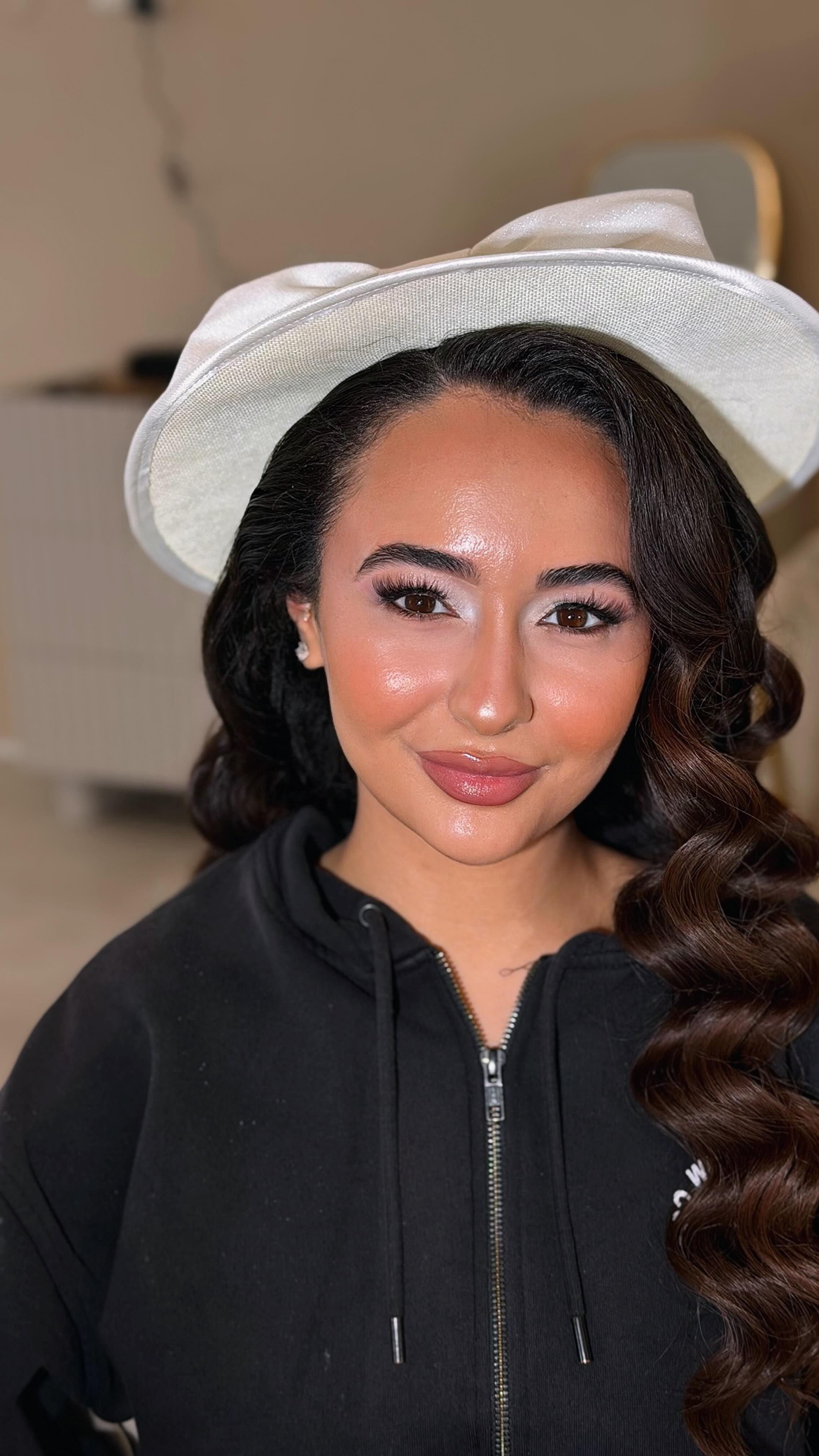 Strahlendes Glow Make-up mit weichen Wellen