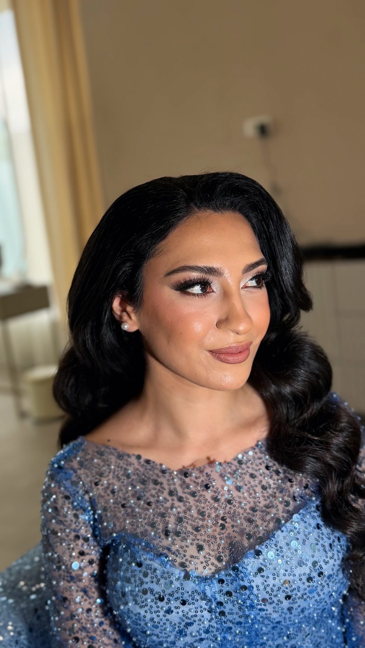 Festliches Glam Make-up mit weichen Wellen